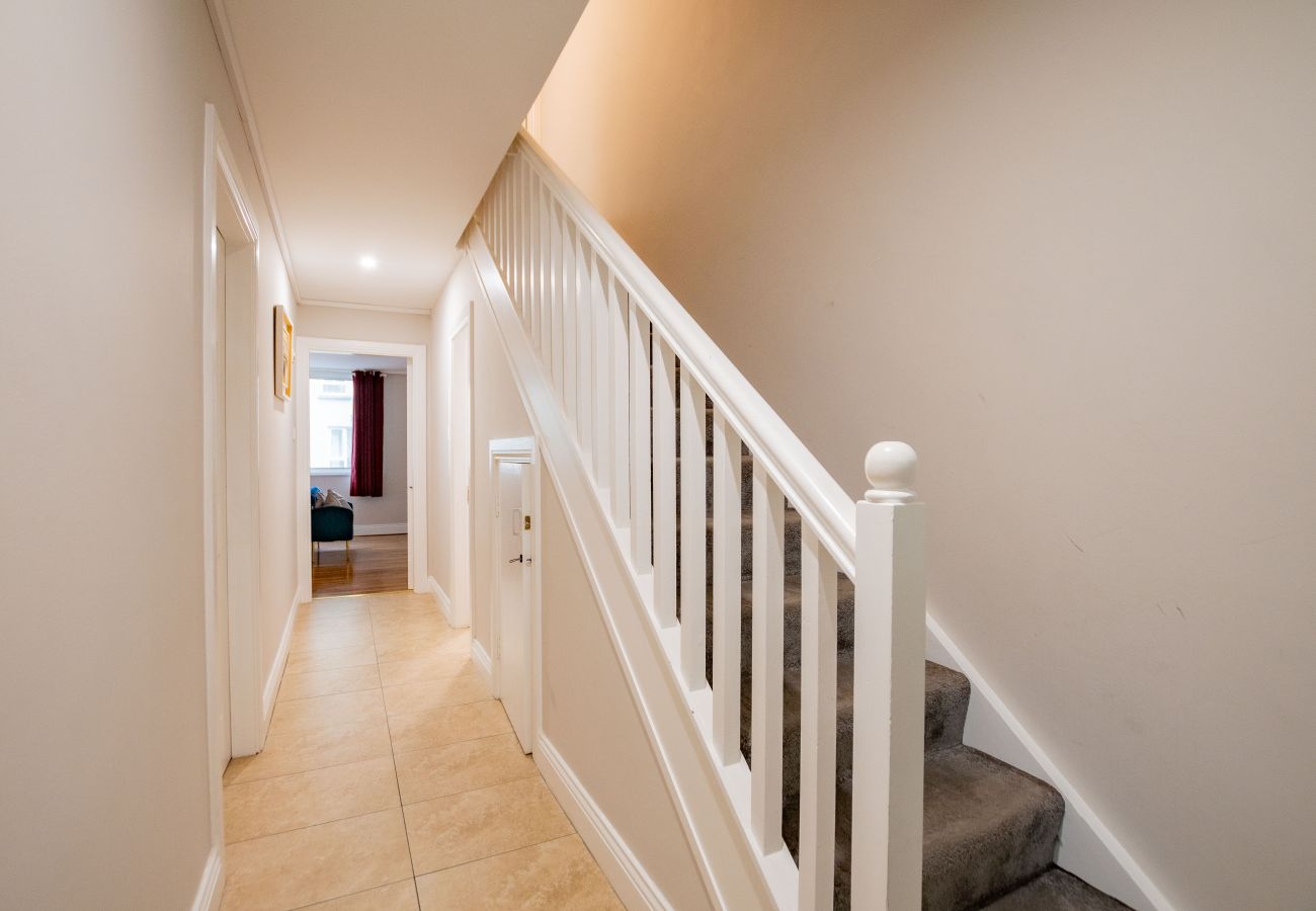 Townhouse in Galway City - Spacious City Centre Apartment - Sleeps 6