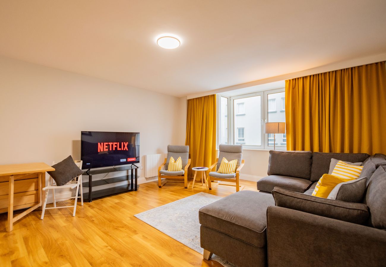 Townhouse in Galway City - Spacious City Centre Apartment - Sleeps 6