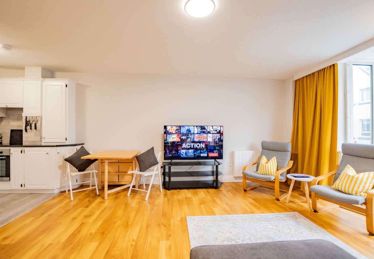 Townhouse in Galway City - Spacious City Centre Apartment - Sleeps 6