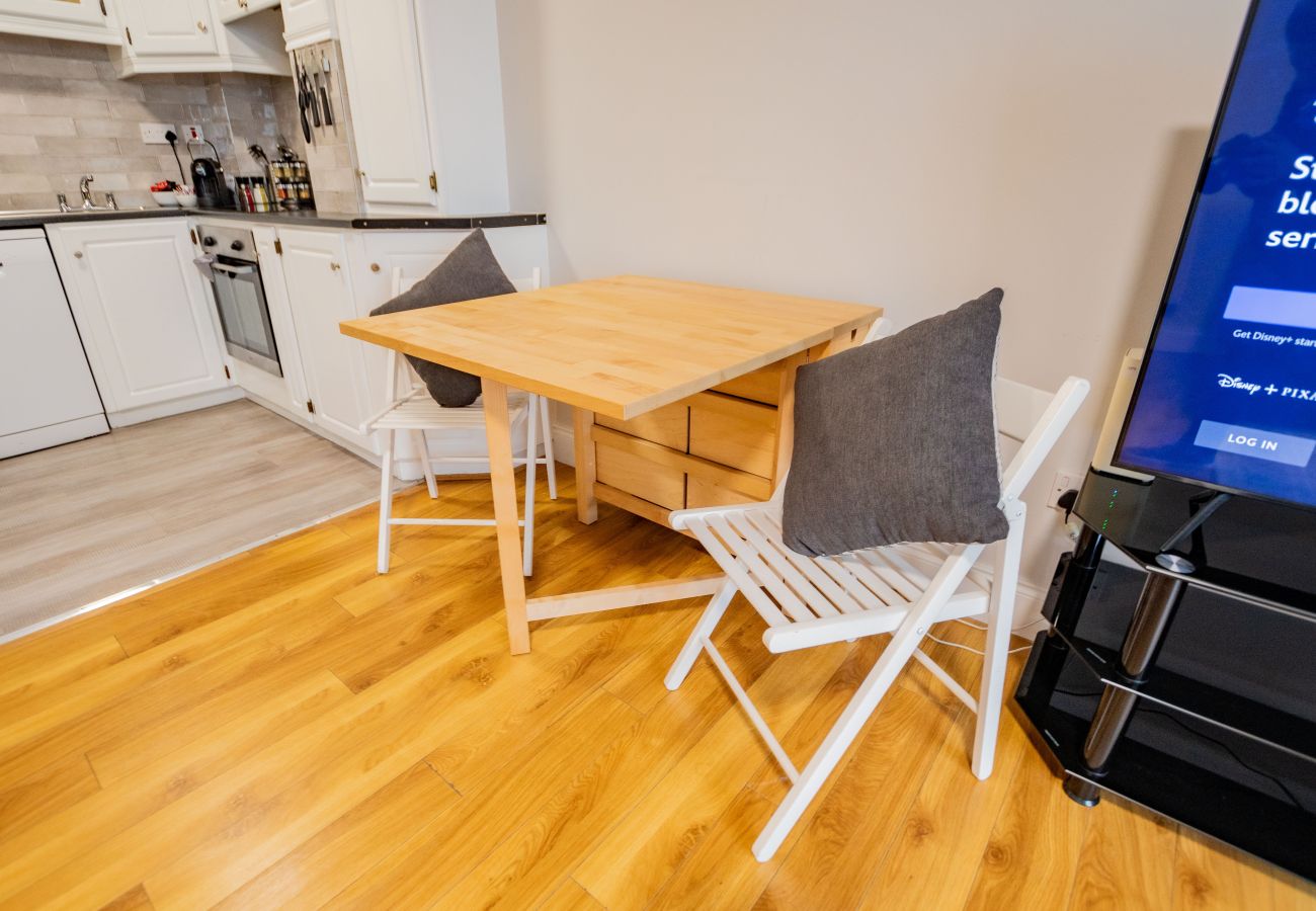 Townhouse in Galway City - Spacious City Centre Apartment - Sleeps 6