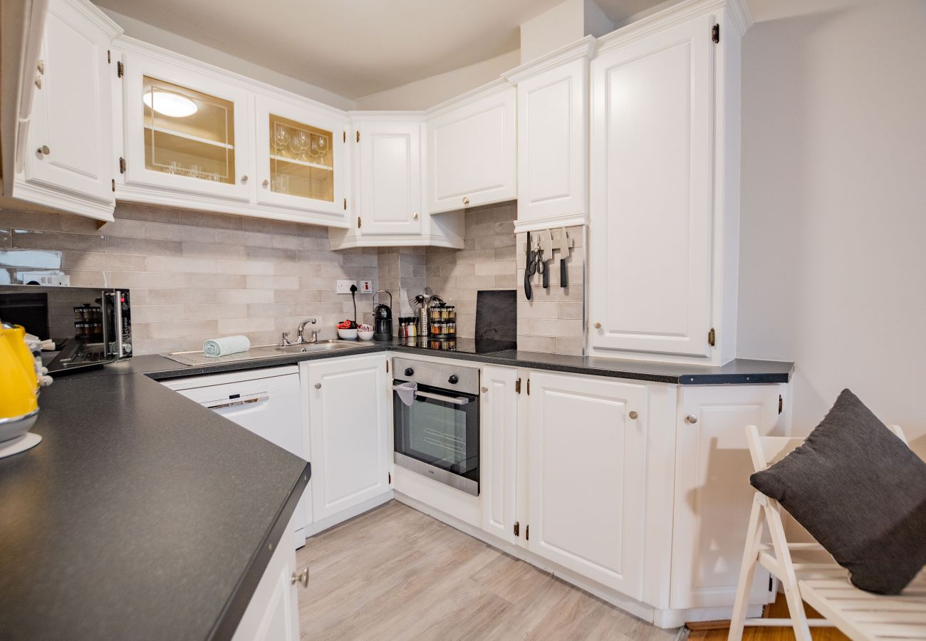 Townhouse in Galway City - Spacious City Centre Apartment - Sleeps 6