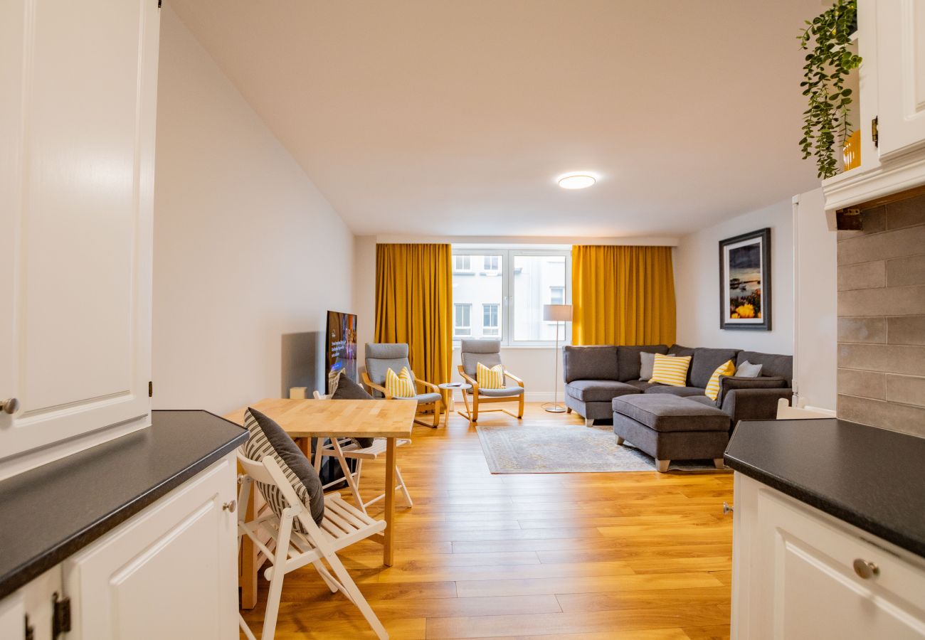 Townhouse in Galway City - Spacious City Centre Apartment - Sleeps 6