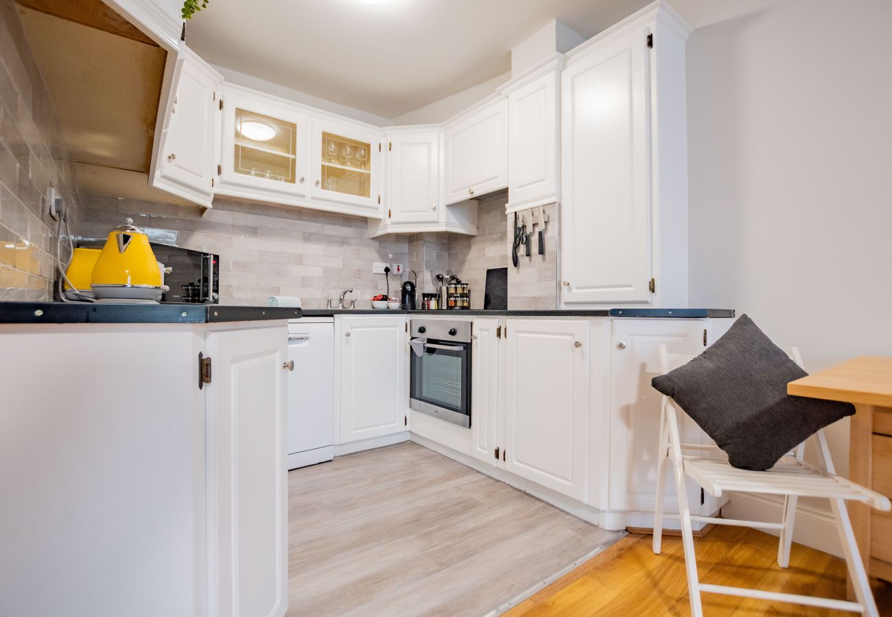 Townhouse in Galway City - Spacious City Centre Apartment - Sleeps 6