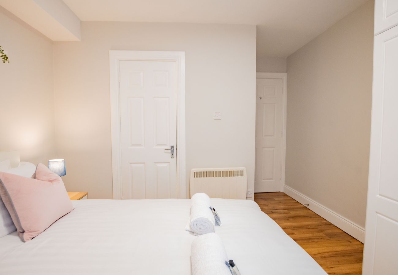 Townhouse in Galway City - Spacious City Centre Apartment - Sleeps 6