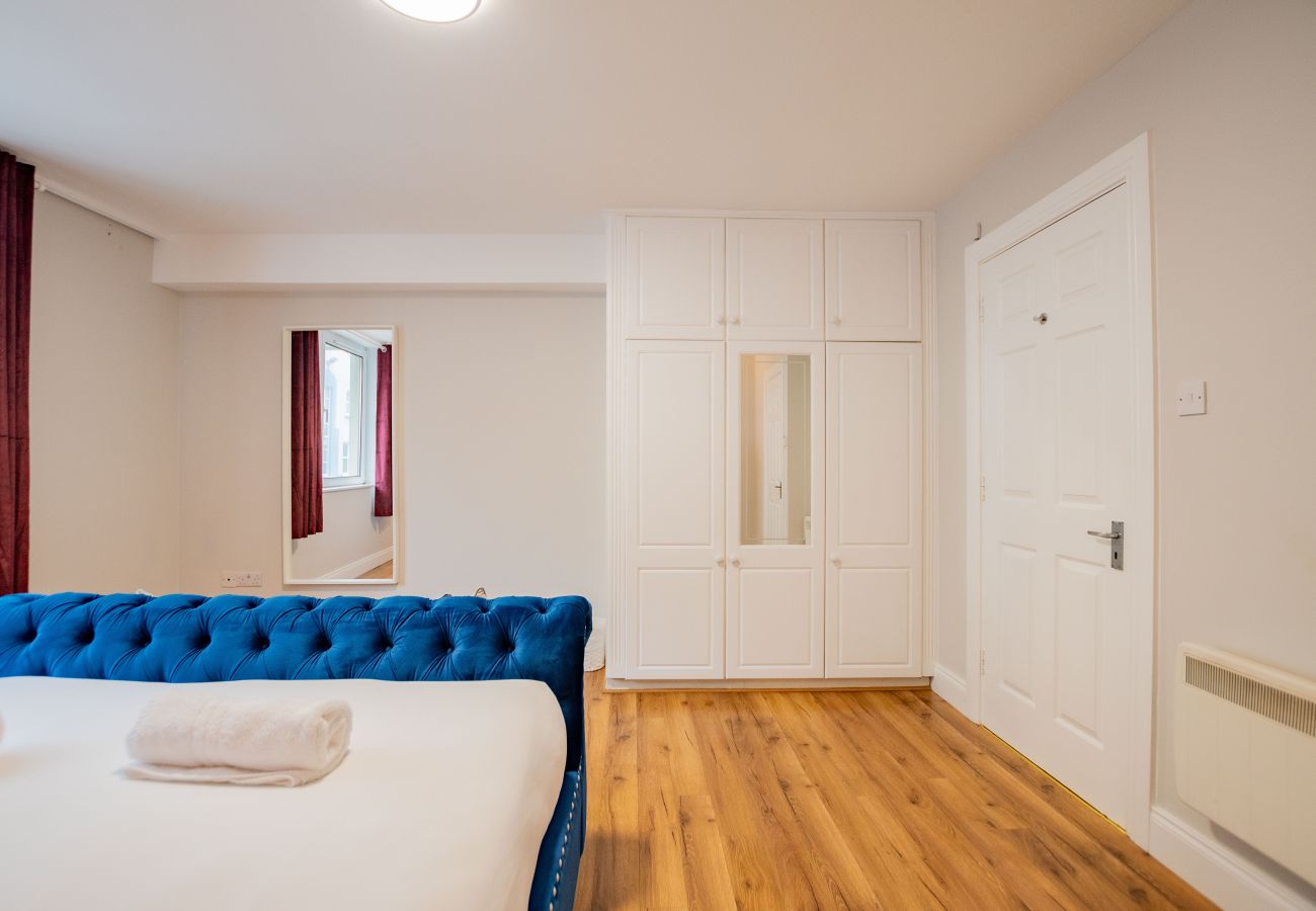 Townhouse in Galway City - Spacious City Centre Apartment - Sleeps 6