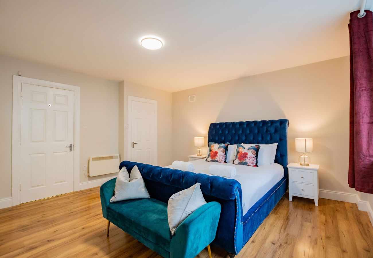 Townhouse in Galway City - Spacious City Centre Apartment - Sleeps 6