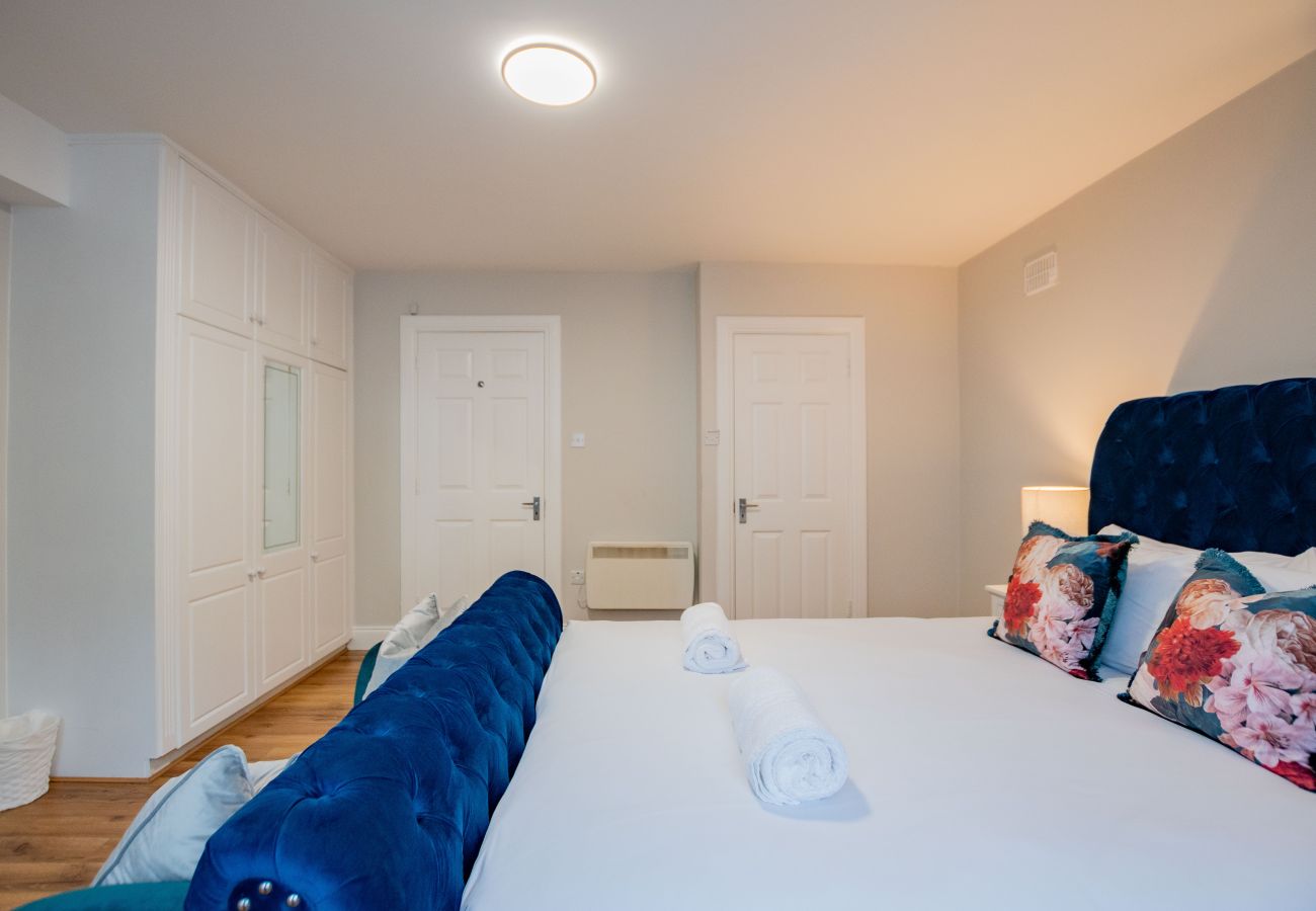 Townhouse in Galway City - Spacious City Centre Apartment - Sleeps 6