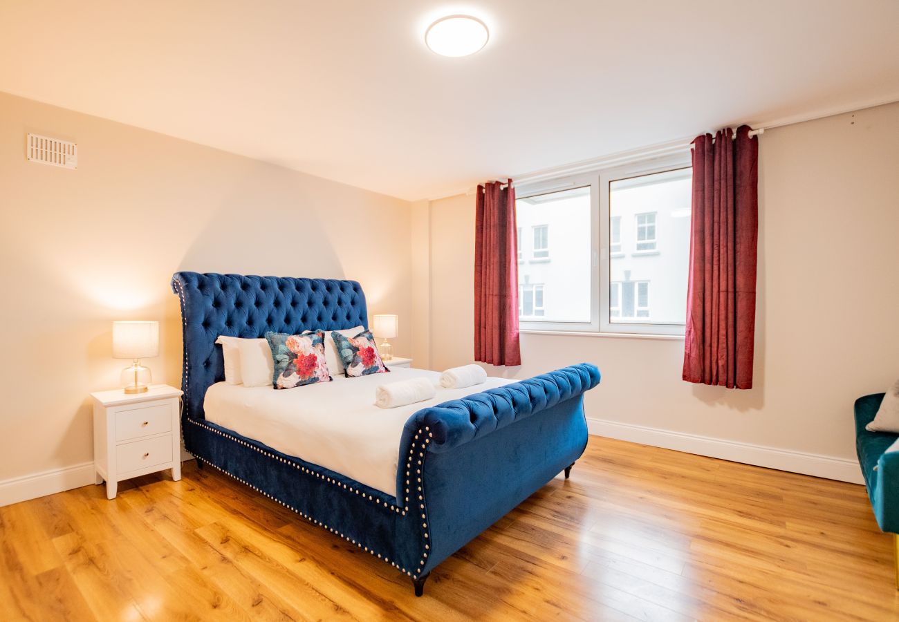 Townhouse in Galway City - Spacious City Centre Apartment - Sleeps 6