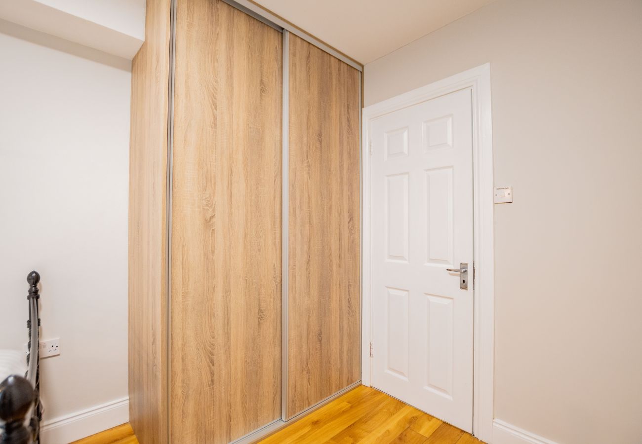 Townhouse in Galway City - Spacious City Centre Apartment - Sleeps 6