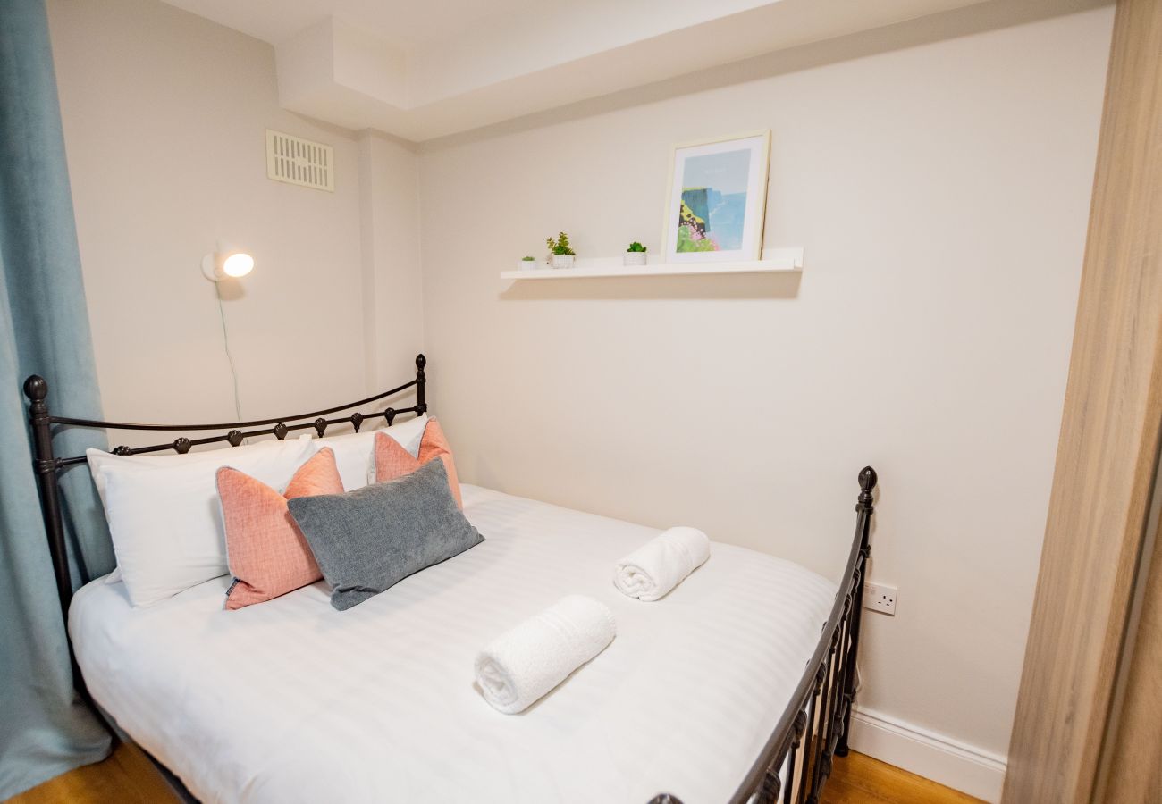 Townhouse in Galway City - Spacious City Centre Apartment - Sleeps 6