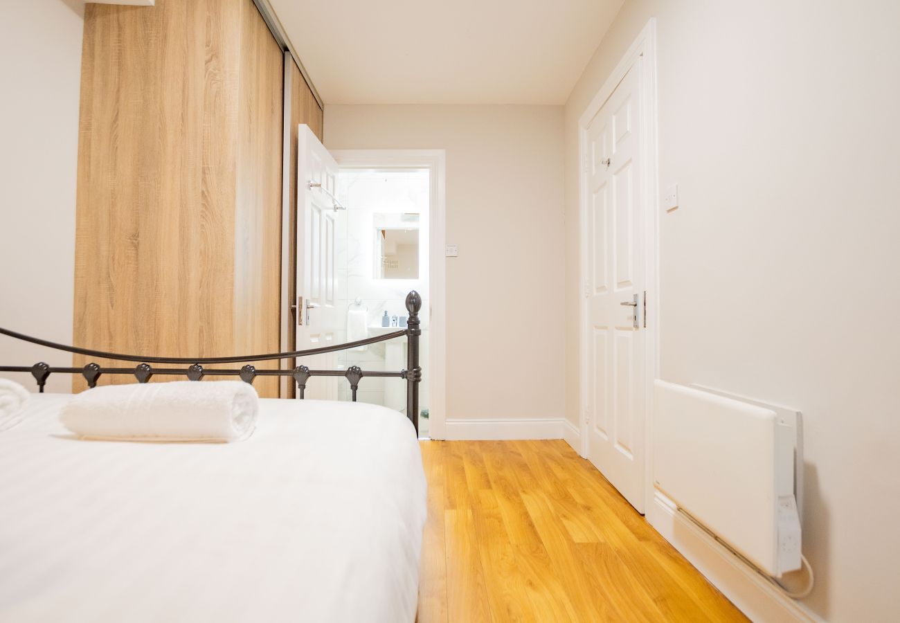 Townhouse in Galway City - Spacious City Centre Apartment - Sleeps 6